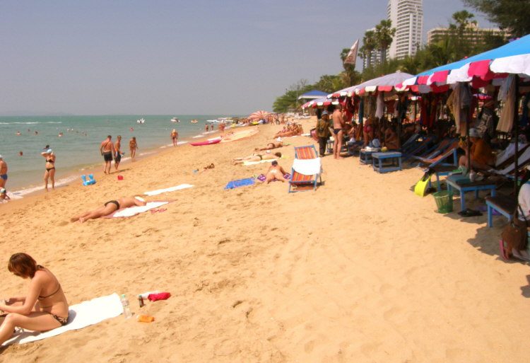 Jomtien - Strandabschnitt unterhalb des Pattaya Parks.