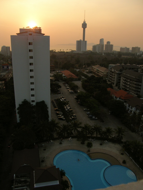 Abends vom View Talay 1 Building B in Richtung Koh Larn, Pattaya Park Tower und das View Talay 1 Building A und unserem Pool dazwischen. 