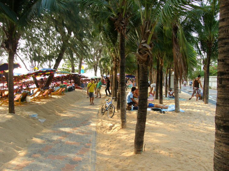 Jomtien - Schattiger Fuweg am Strand.