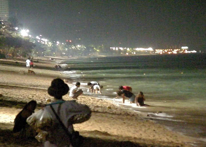 Jomtien - Abends am beleutetem Strand.