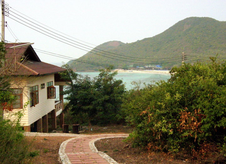 Blick von den Unterknften auf den Thian Beach