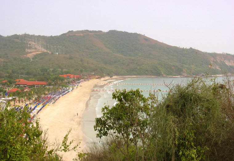 Samae Beach - hinten Windkraftanlage.