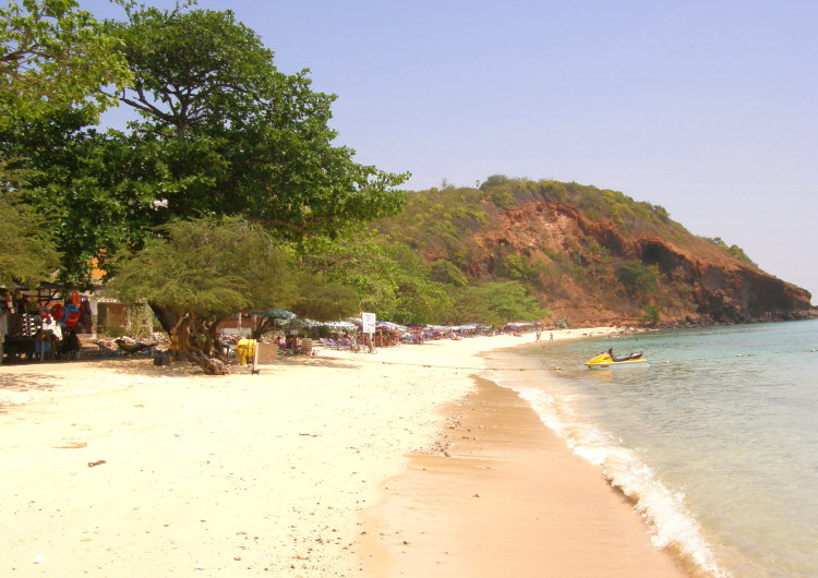 Nual Beach - der Felsen im Hintergrund wird von Affen bewohnt.