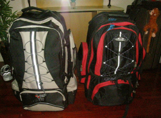 Rckflug - rechts alter Rucksack ( vor 5 Jahren auf Samui gekauft ) Links der Neue ( auch unter 20 ?, scheint aber nichts zu taugen )