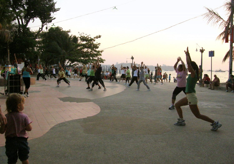 Aerobic an der Beachroad in Pattaya