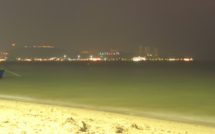 beleuchteter Strand in Pattaya