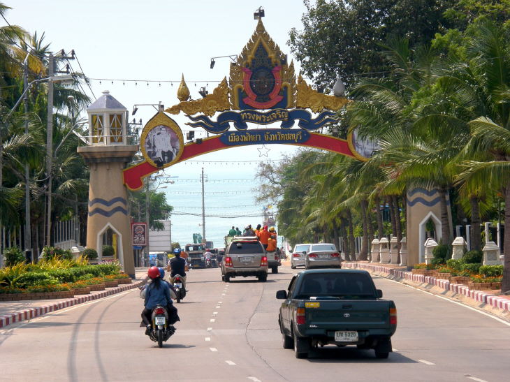 Pattaya - nrdliche Zufahrt zum Strand ( Kreisverkehr - Einbahnstrasse )
