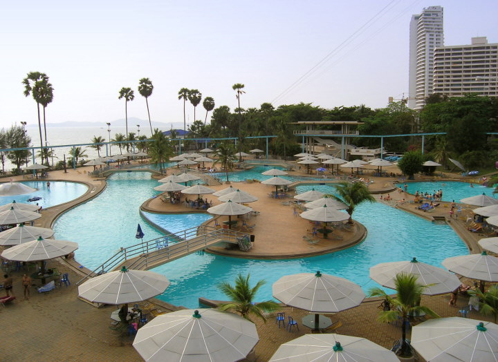 Waterpark von der Bahn aus - hinten Koh Larn.