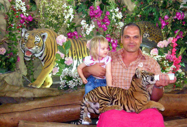 Tigerzoo - Julienne wollte den Tiger mitnehmen.