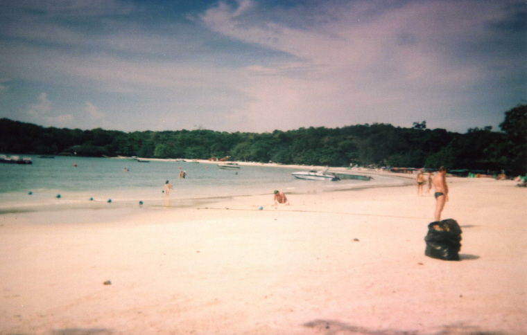 Wong Duan Beach - Koh Samet - mit der alten Einwegkamera sehen die Bilder gleich 40 Jahre alt aus.