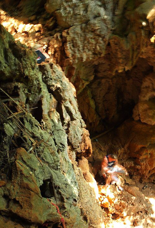 Steil Bergab mit Hilfe von Seilen - Railay