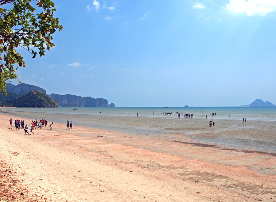 Noppharat Thara Beach - Schulklassen am Strand