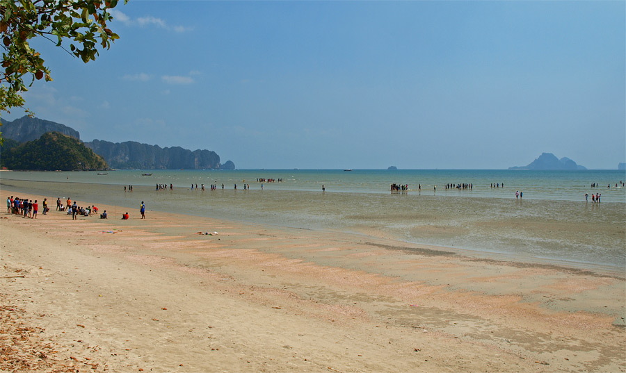 Noppharat Thara Beach - Krabi - Schulklassen am Strand