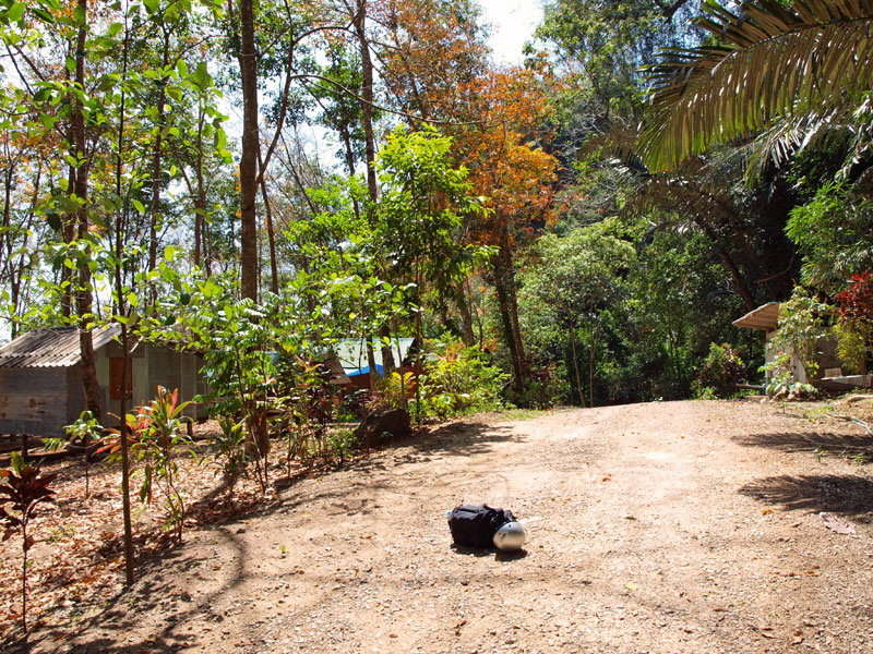 Tiger Cave Temple - am Fue des Berges leben die Mnche.