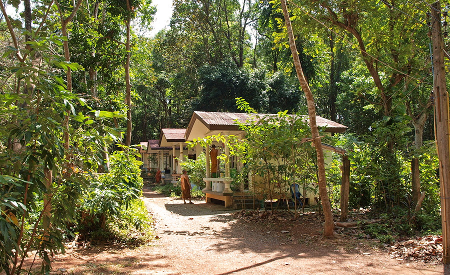 Tiger Cave Temple - am Fue des Berges leben die Mnche. Die Anlage beherbergt ein Buddhistisches Kloster in dem 80 Nonnen und Mnche und auch 200 Laien Meditation lehren und praktizieren.