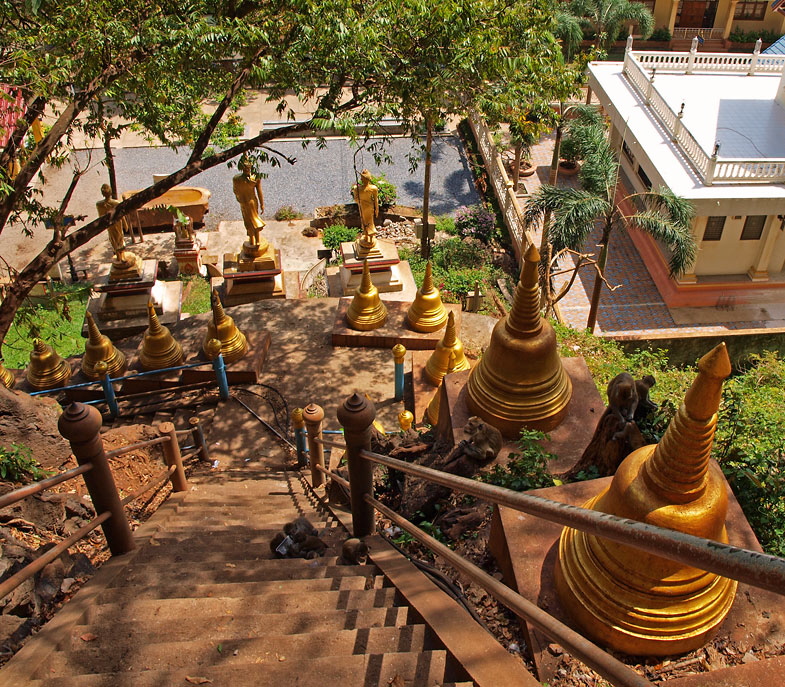 teilweise kniehohe Stufen auf dem Weg zum Goldenen Buddha - Tiger Cave Temple 
