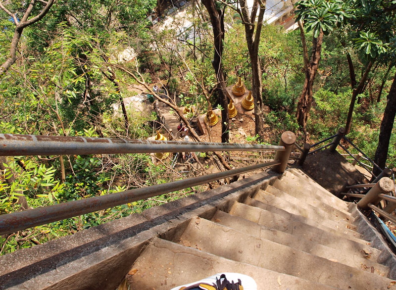 1237 unterschiedlich hohe Stufen in der Mittagshitze - Tiger Cave Tempel