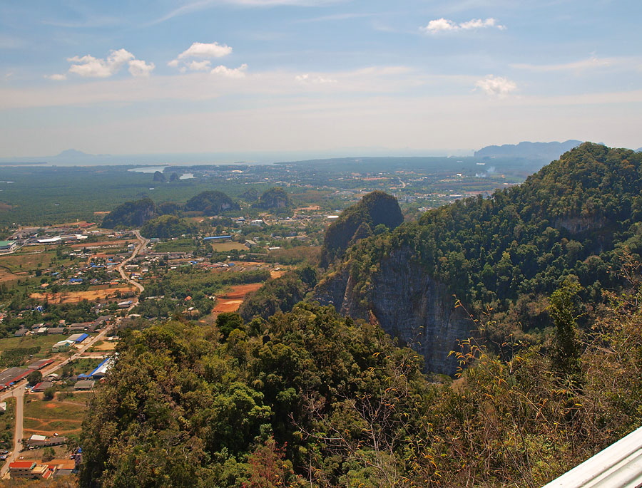 Blick vom Tiger Cave Tempel in Richtung Krabitown