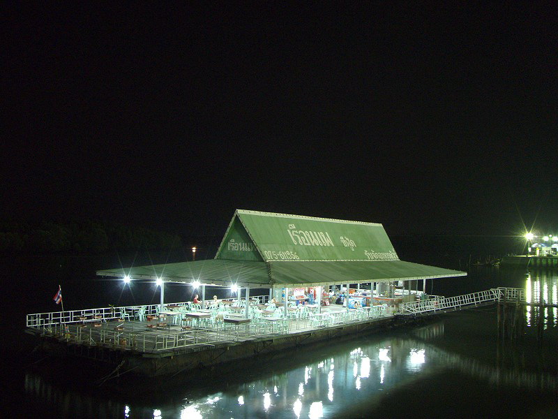 schwimmendes Lokal im Hafen von Krabi Town bei Nacht.