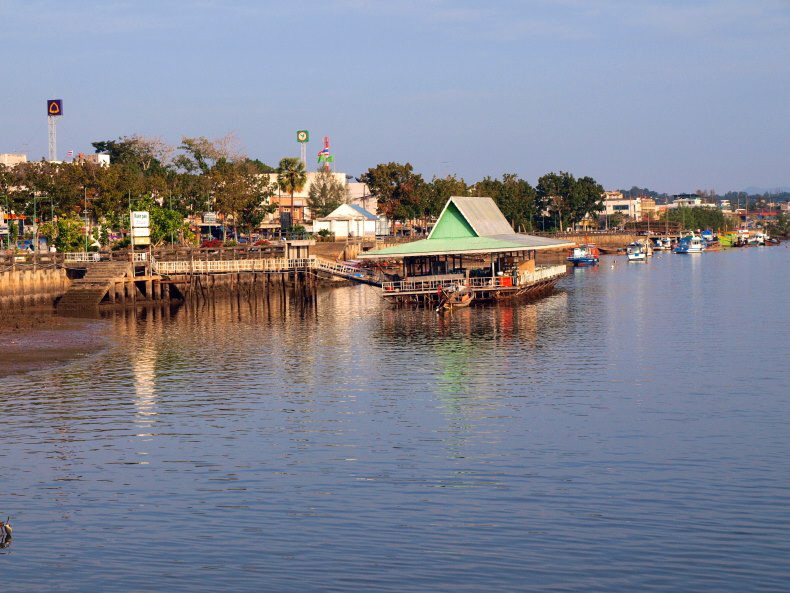 schwimmendes Lokal - Krabi Town Hafen