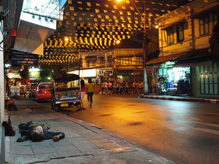 der Erste schwchelt schon in der 24 Stunden Open Air Sauna Bangkok!