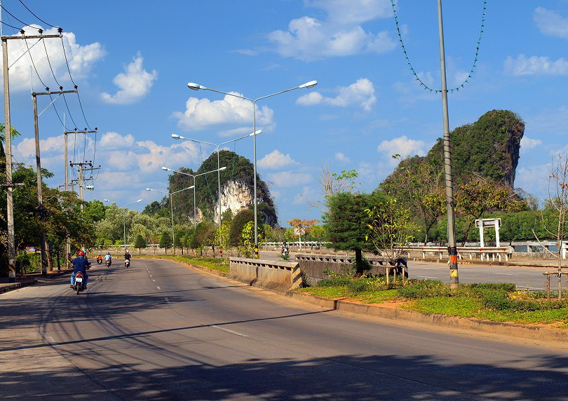 Khao Kanap Nam - Wahrzeichen von Krabi Town - die beiden 100 Meter hohen Felsen am Flulauf.