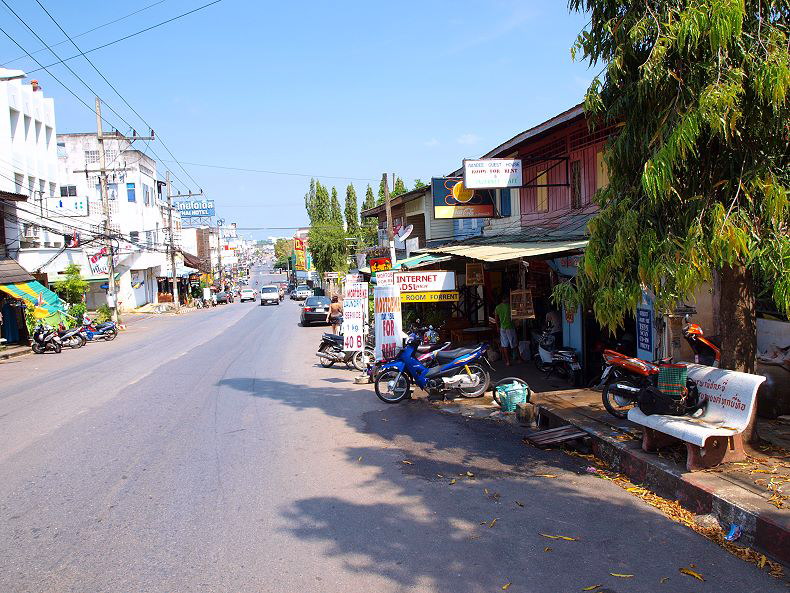 Krabi Town - Rechts habe ich immer mein Moped gemietet. Schrg gegenber vom Cha Cha Lay Guesthouse.