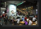 Essen zwischen Strasse und Skytrain in Bangkok