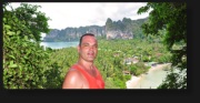 Railay Viewpoint ( mal wieder ) Leider wieder nicht den Abstieg zur Lagune geschafft. Es hatte Nachts geregnet und so war noch nicht einmal der Halbe Weg zu schaffen. Dafr wurden wir beim Abstieg vom Viewpoint von einer groen Affenhorde "berrannt".