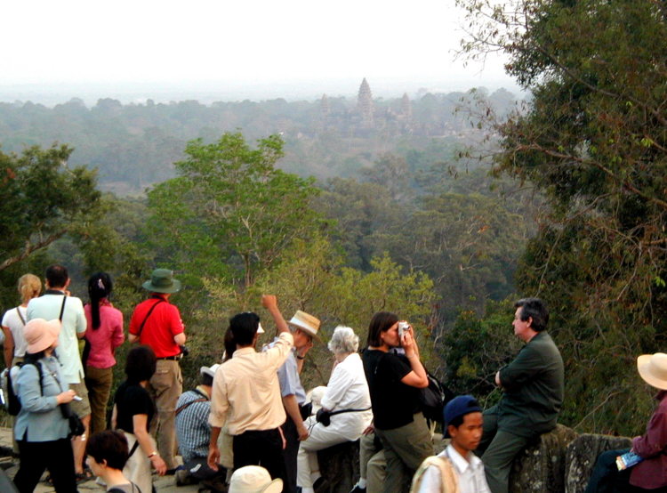 Phnom Bakheng - Blick auf Angkor Wat