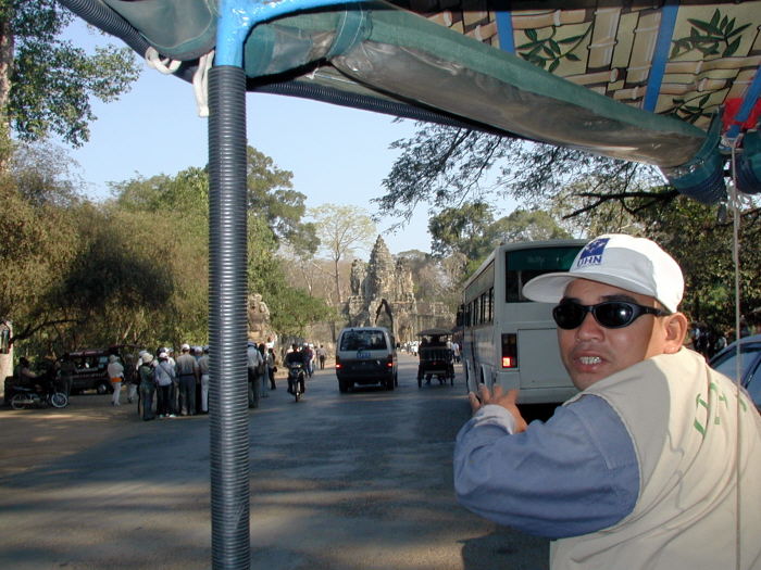 Mit unserem netten Fahrer durch Angkor Thom Gate.